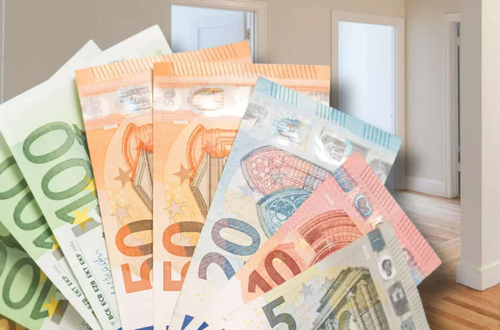 Eine Bildmontage auf 5min.at zeigt Team K&auml;rnten Chef Gerhard K&ouml;fer, einen B&uuml;ndel Geldscheine und im Hintergrund eine leere Wohnfl&auml;che.