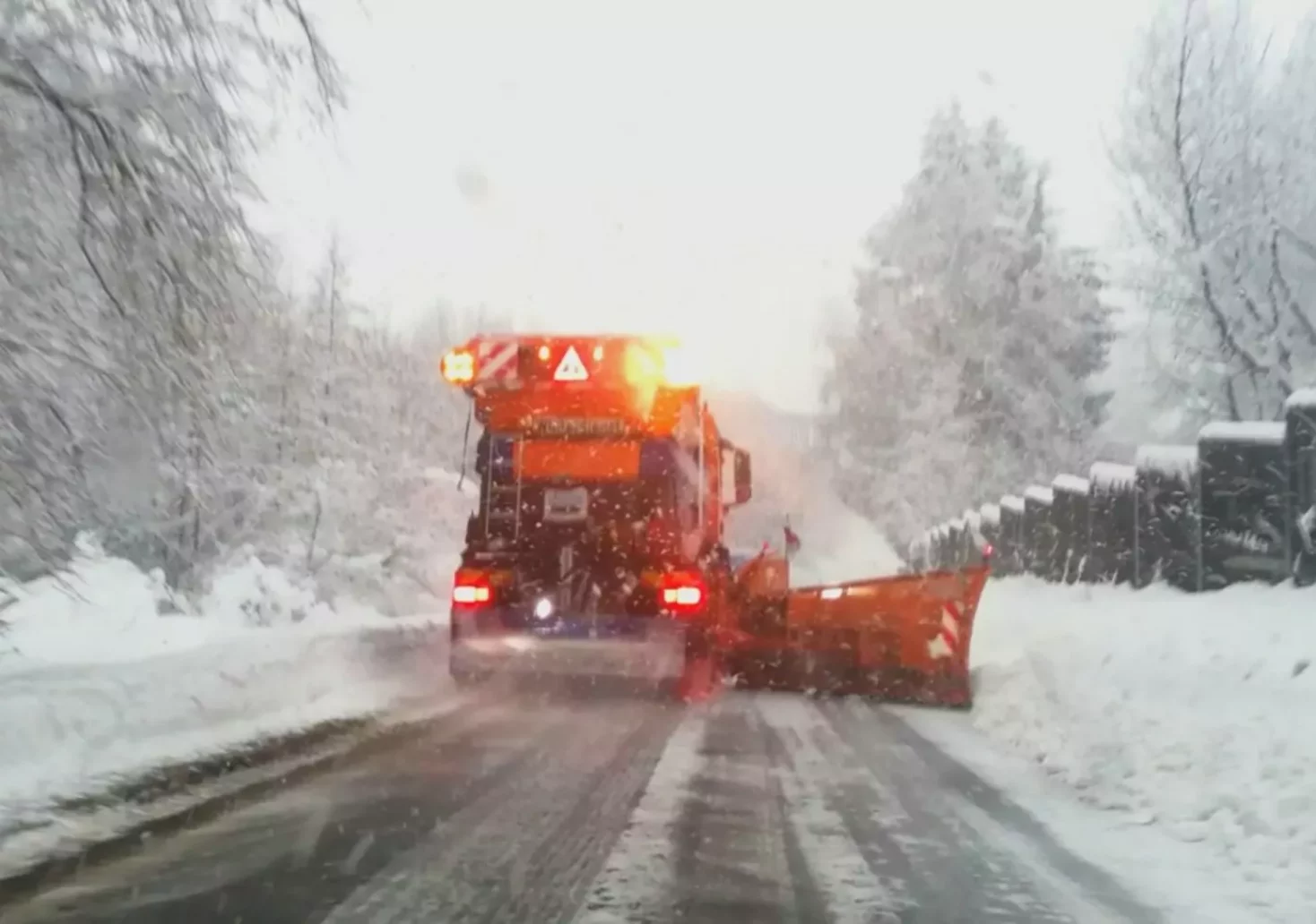 Ein Bild auf 5min.at zeigt einen Schneepflug