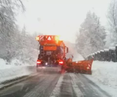 Ein Bild auf 5min.at zeigt einen Schneepflug