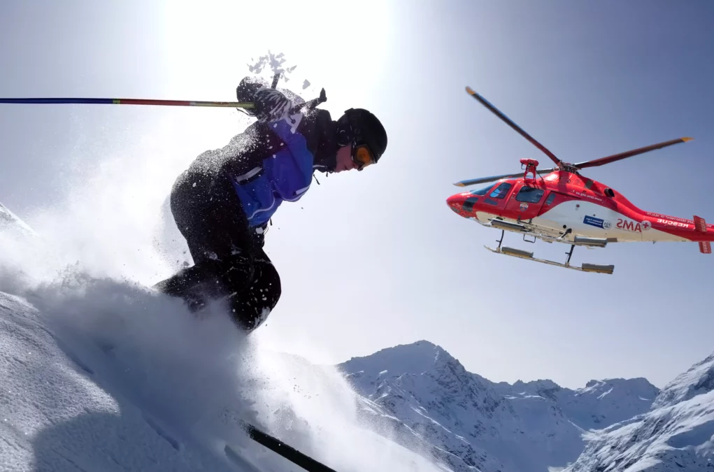 Foto in Beitrag von 5min.at: Zu sehen ist ein Skifahrer und ein Rettungshubschrauber.