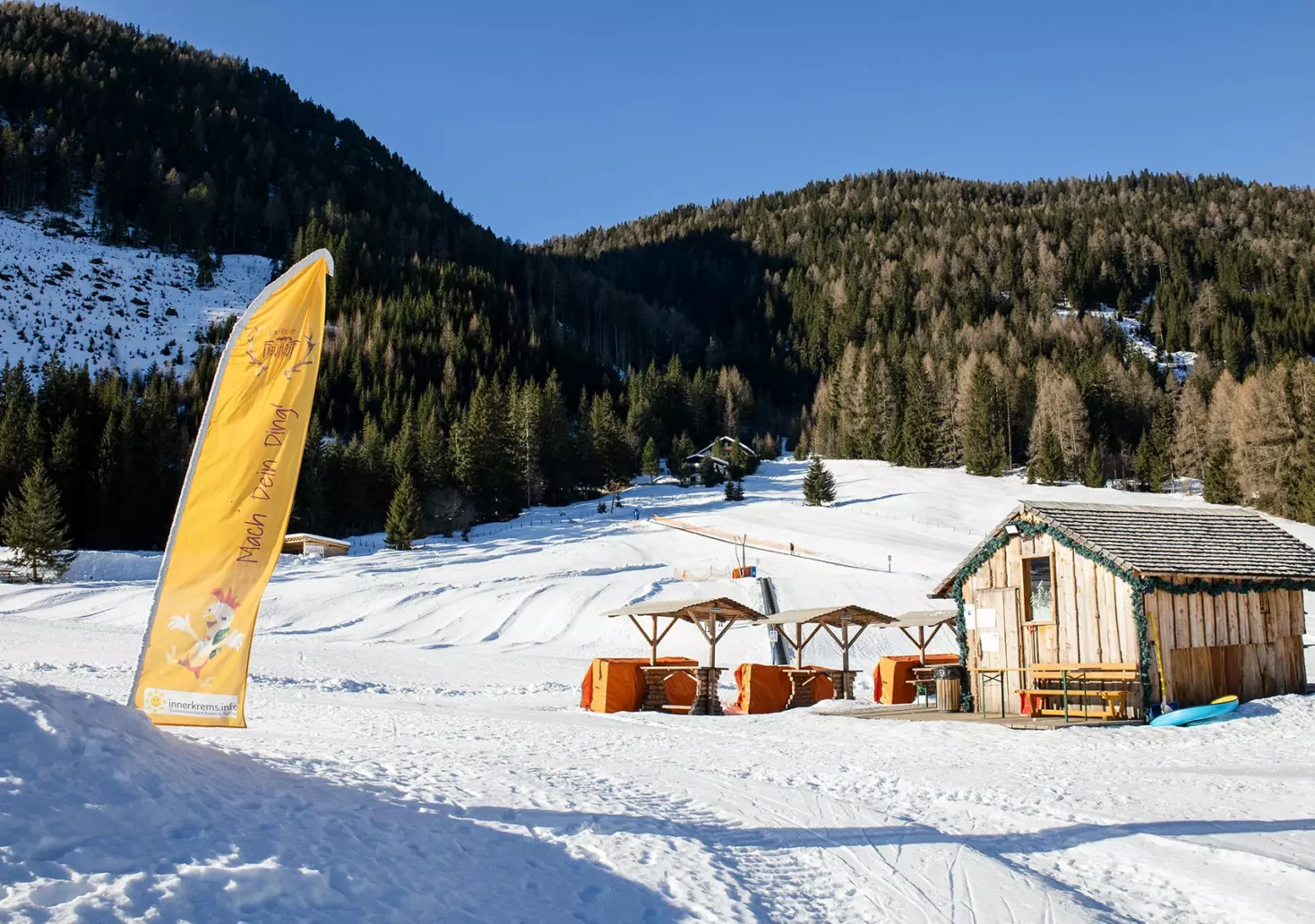 Ein Bild auf 5min.at zeigt die Snowtubing-Bahnen und Rodelpisten des Almresorts Fr&uuml;hauf.