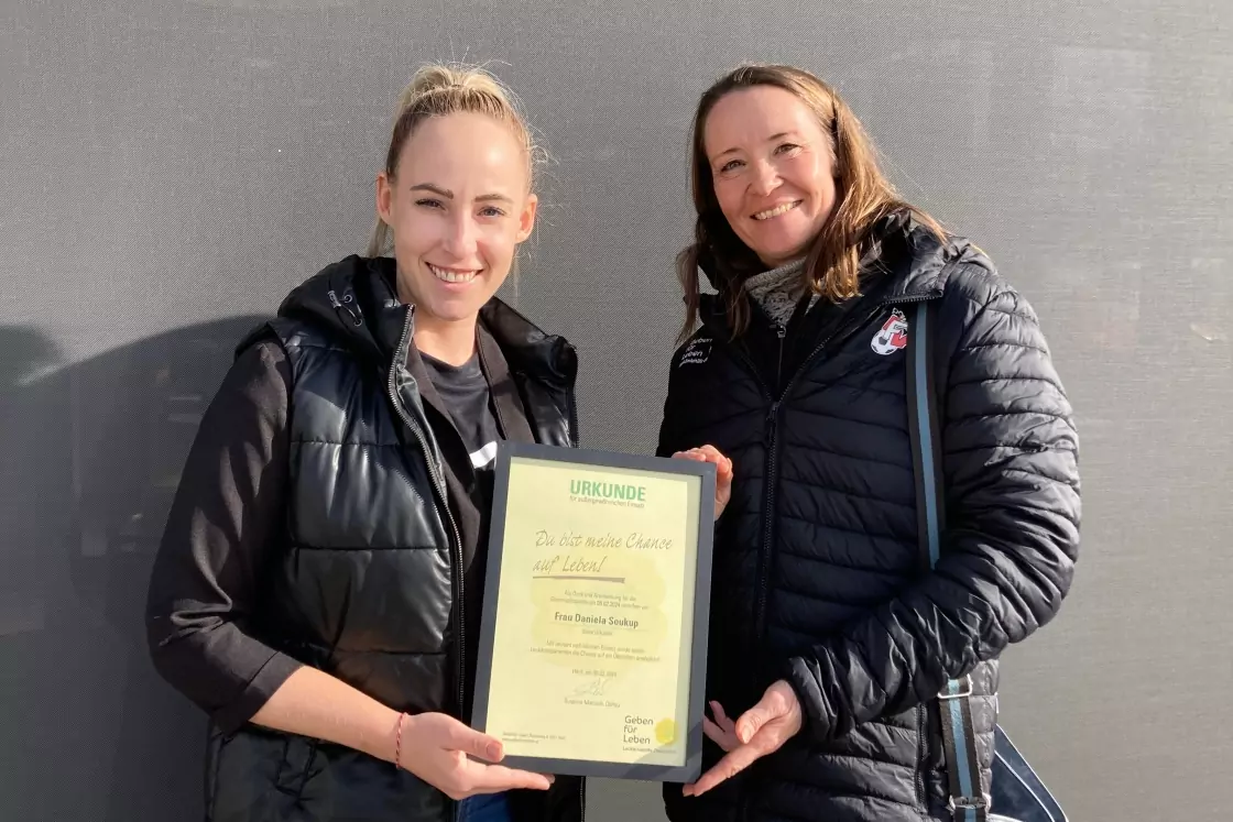 Ein Bild auf 5min.at zeigt Lebensretterin Daniela mit Julia Neugebauer von Geben für Leben bei der Urkundenübergabe.