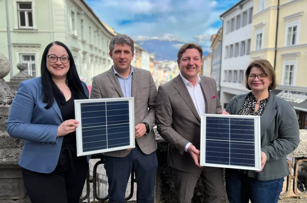 Ein Bild auf 5min.at zeigt Bürgermeister Günther Albel, Vizebürgermeisterin Sarah Katholnig, Villachs Photovoltaik-Taskforce-Leiter Michael Siter und seine Stellvertreterin Ursula Lackner.