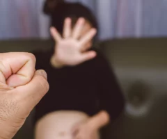 Das Bild auf 5min.at zeigt eine schwangere Frau und eine Faust.