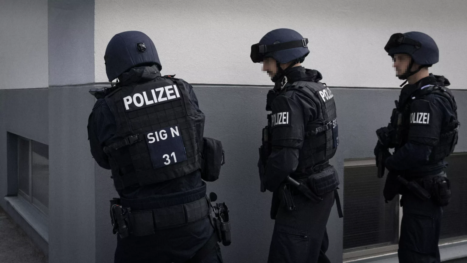 Foto in Beitrag von 5min.at: Zu sehen sind mehrere Cobra-Beamte.