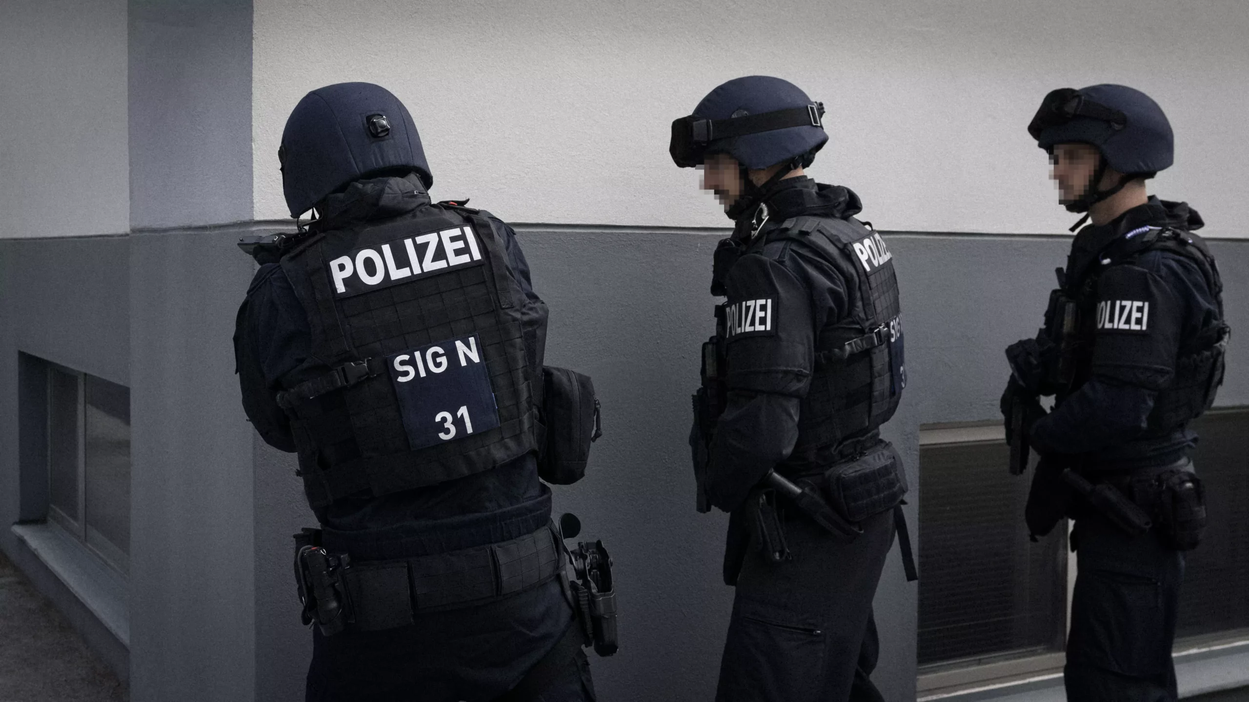Foto in Beitrag von 5min.at: Zu sehen sind mehrere Cobra-Beamte.