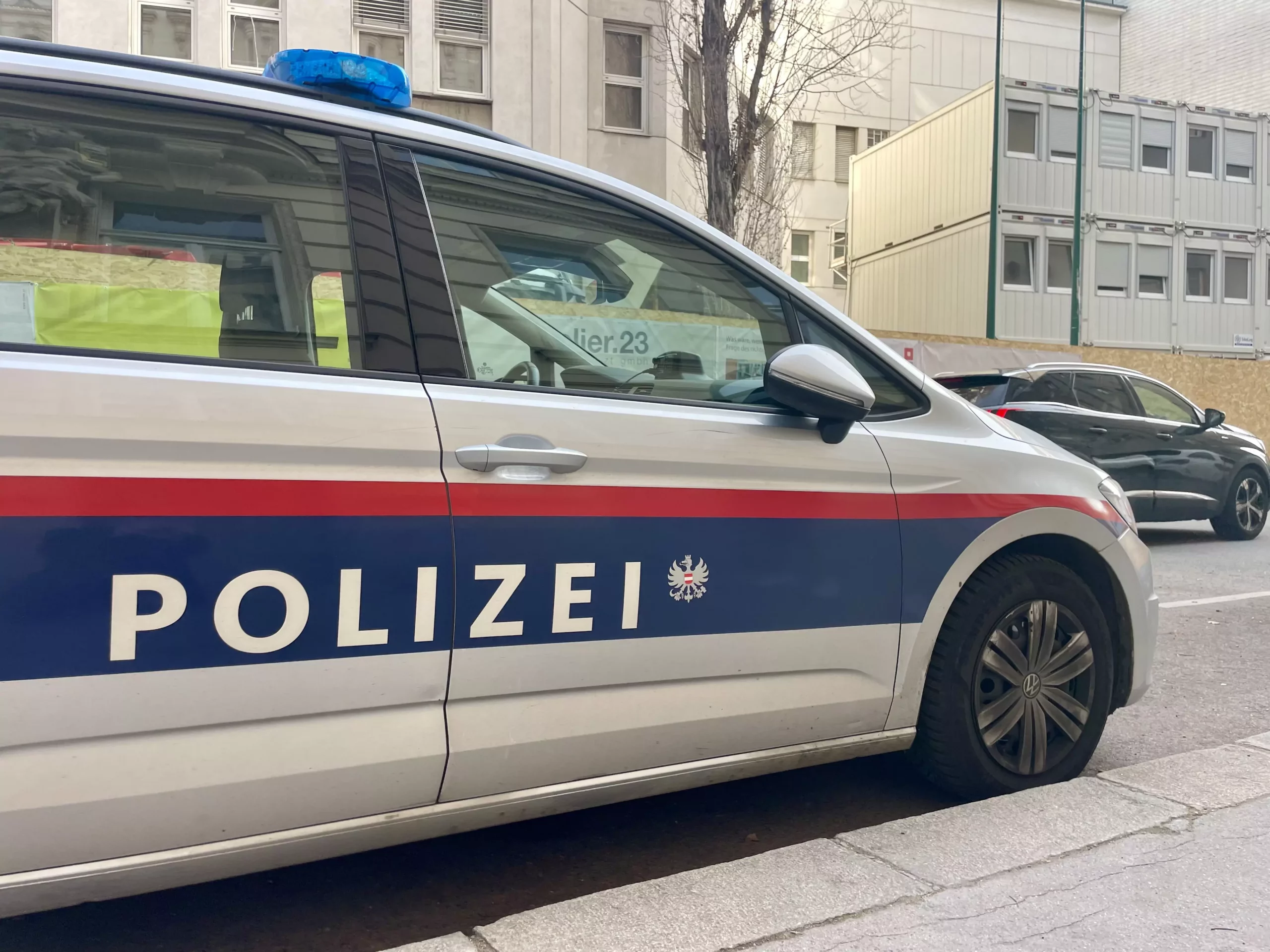 Bild auf 5min.at zeigt ein Polizeiauto vor dem Gefängnis in Wien.