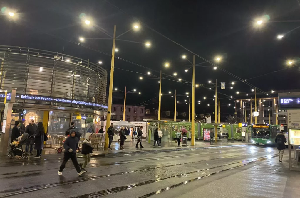 Bild auf 5min.at zeigt den Grazer Jakominiplatz bei Nacht.