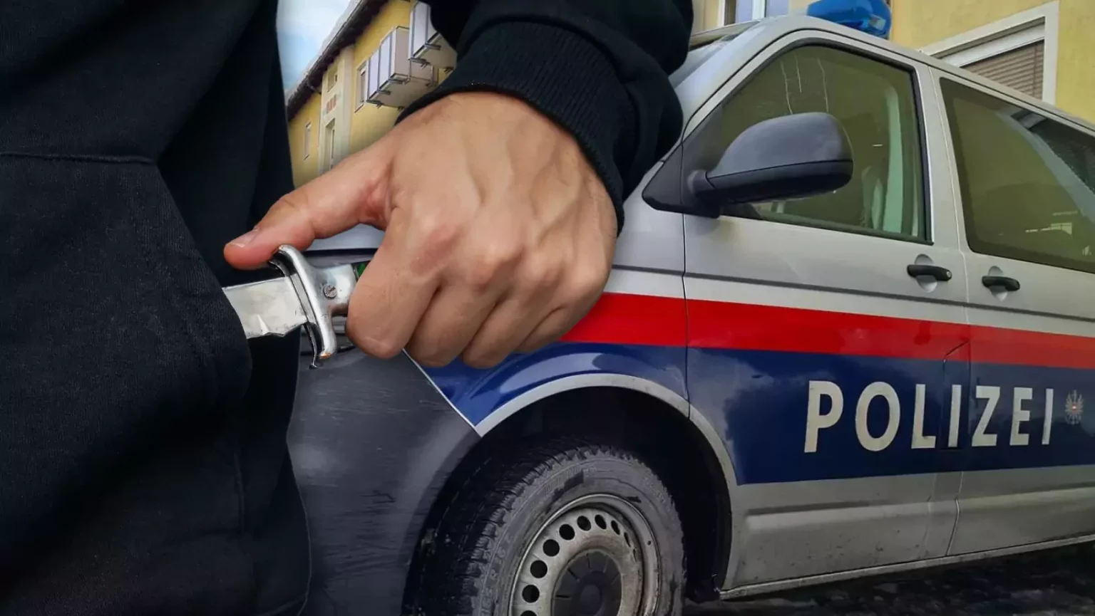 Bild auf 5min.at zeigt einen Mann mit Messer und ein Polizeiauto.