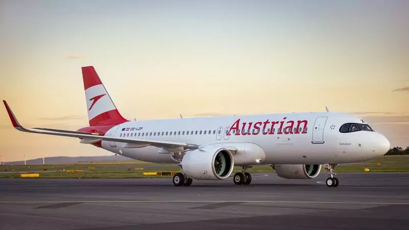Das Bild auf 5min.at zeigt ein Flugzeug, das auf der Landebahn steht.