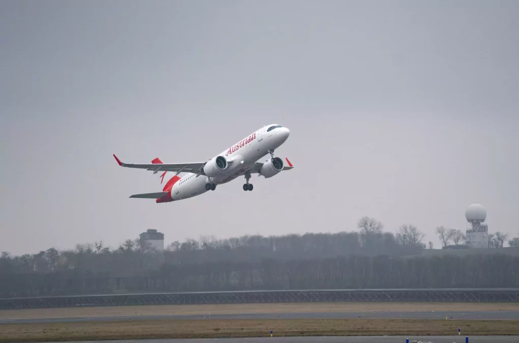 Ein Flugzeug hebt ab.