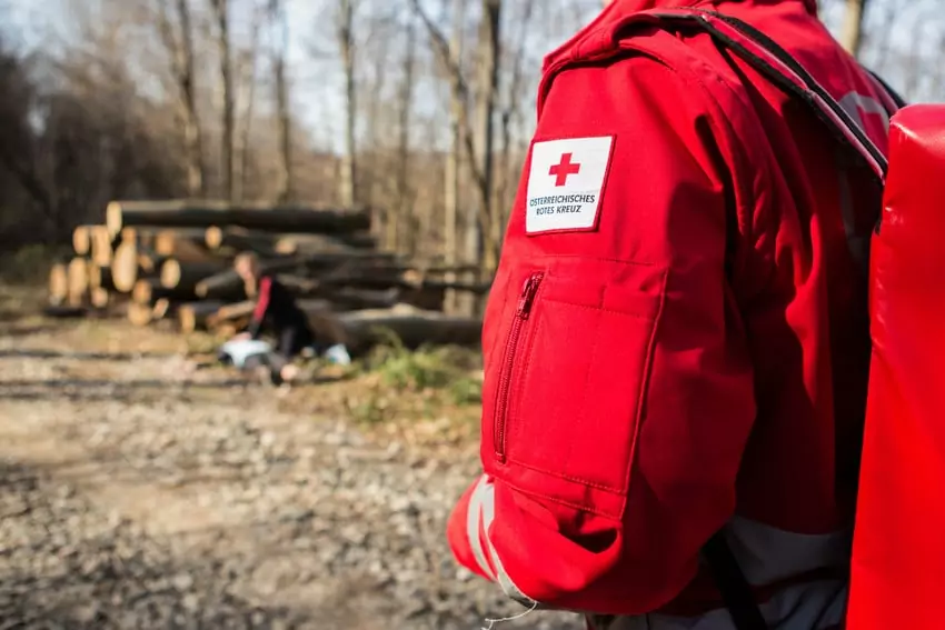 Bild auf 5min.at zeigt einen Rettungssanitäter und verletzte Personen.
