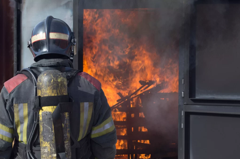 Ein Foto auf www.5min.at zeigt einen Feuerwehrmann, der ein Feuer löscht.