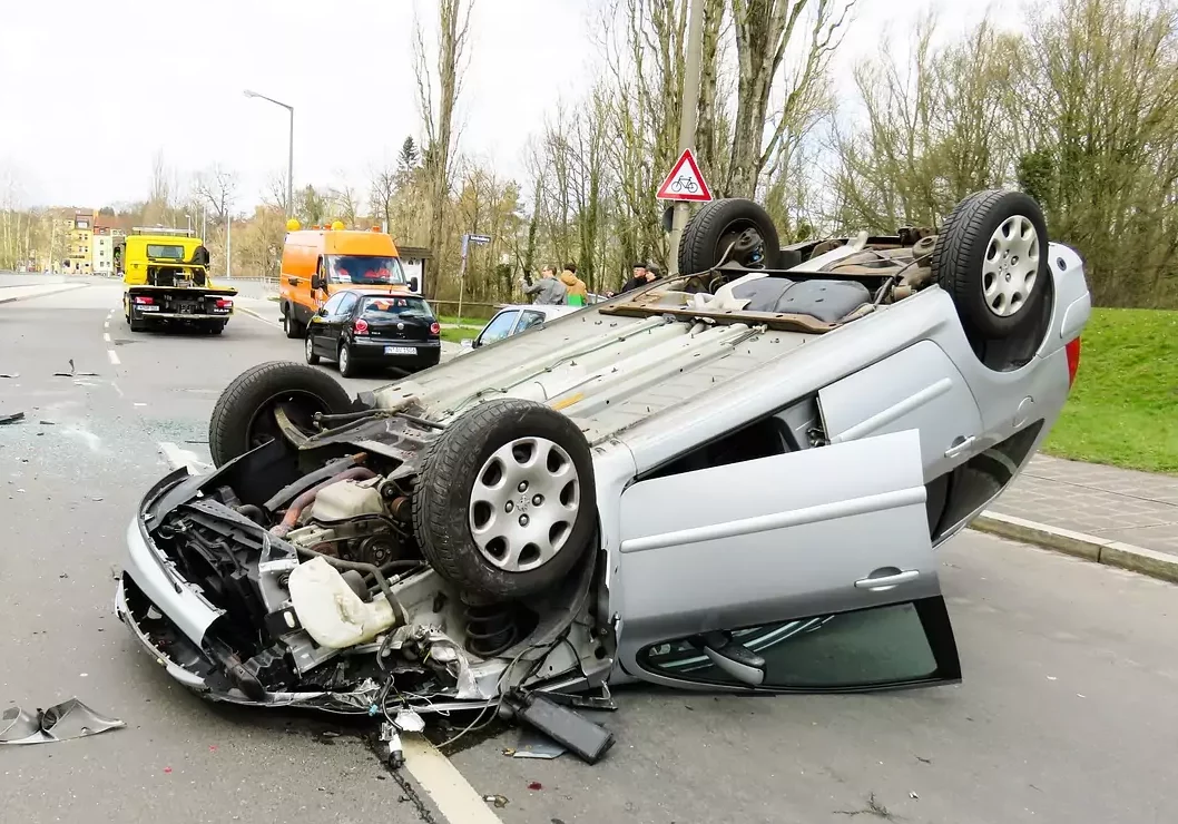 Das Bild auf 5min.at zeigt ein Auto, das sich überschlagen hat.