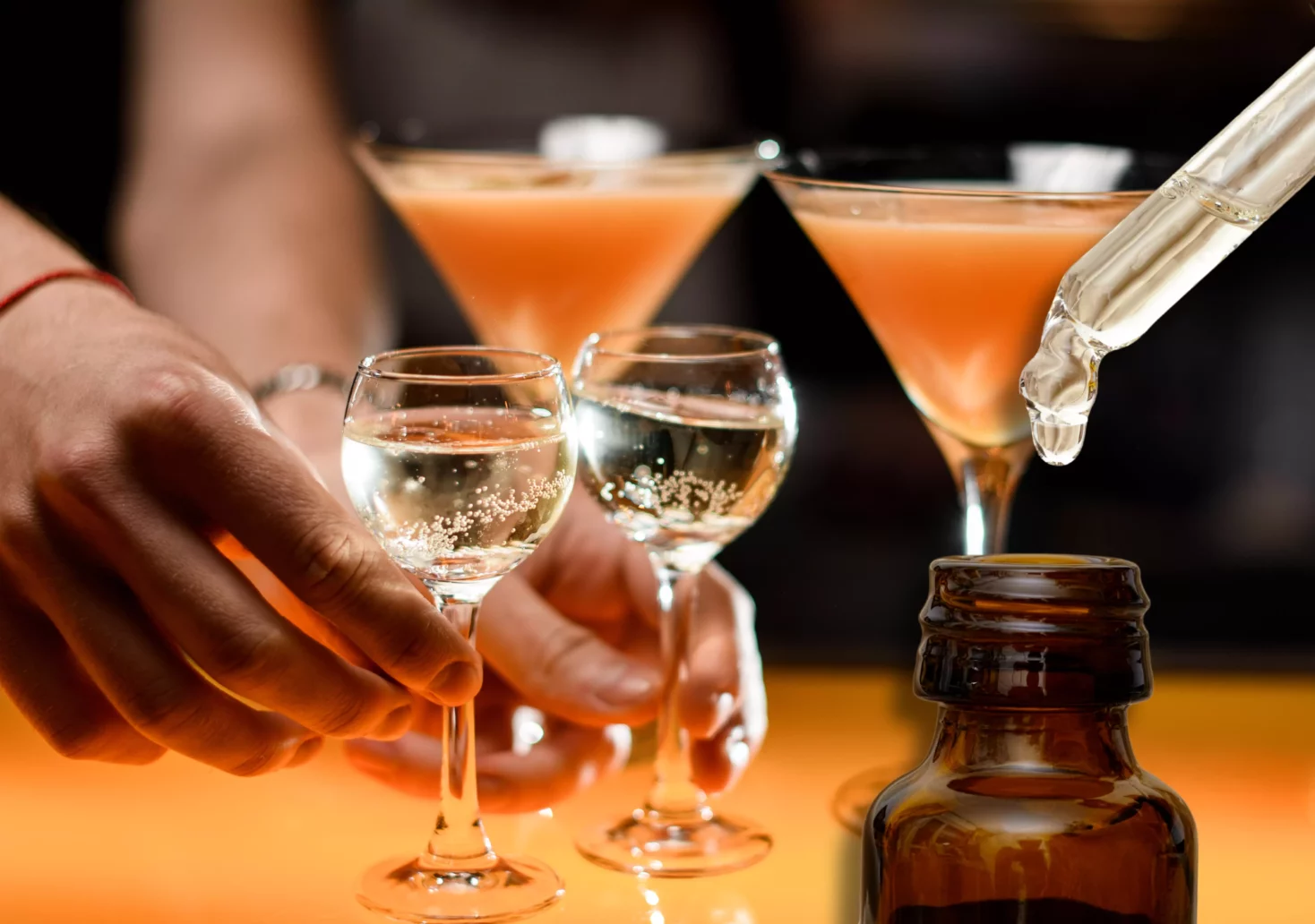 Foto auf 5min.at zeigt eine Bildmontage aus Getränken und K.O. Tropfen.