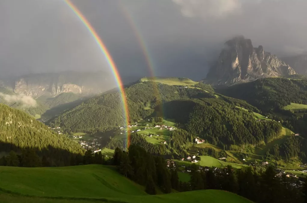 Foto auf 5min.at zeigt einen Regenbogen in den Dolomiten.