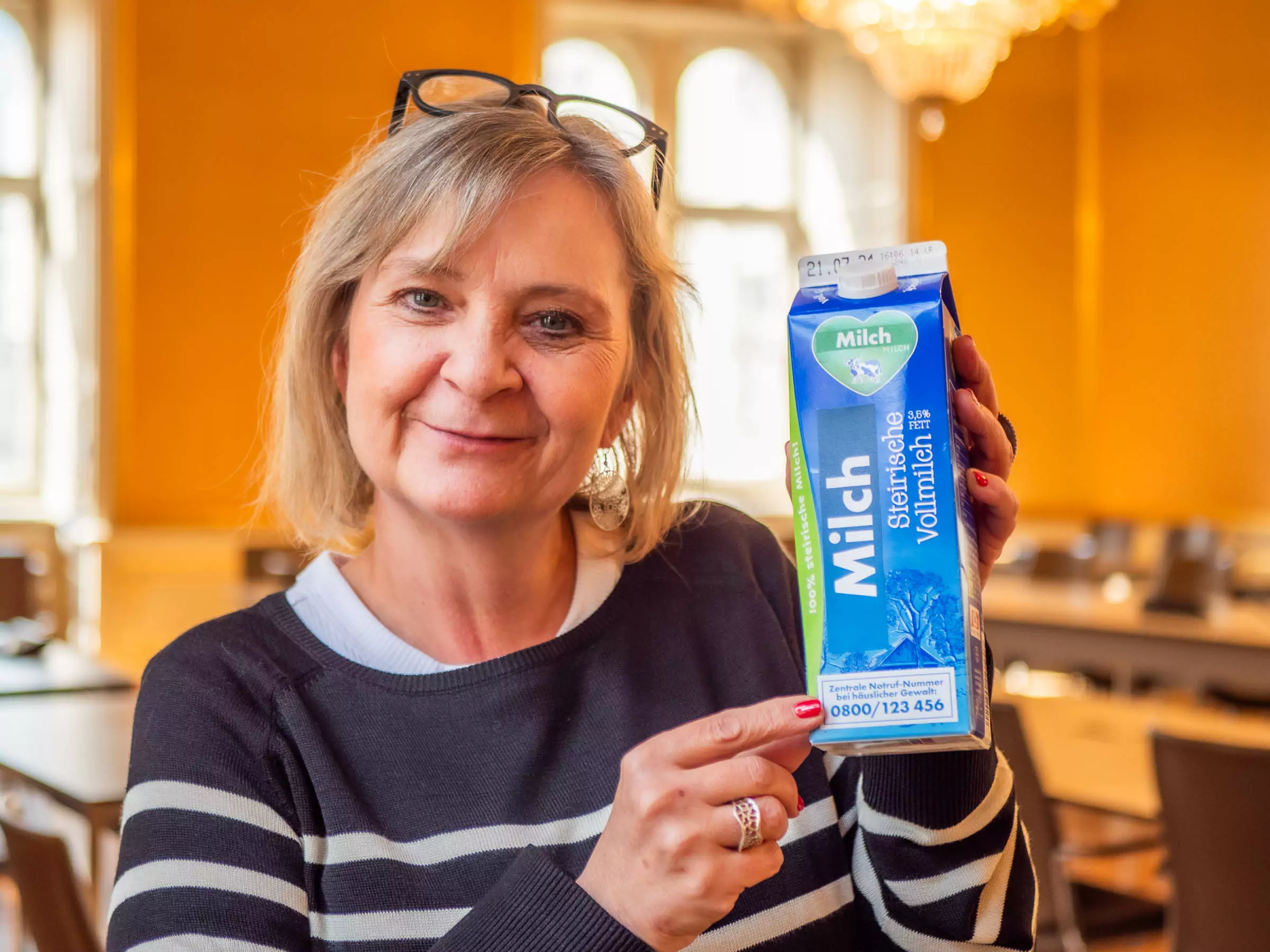 Foto auf 5min.at zeigt KPÖ-Klubobfrau Claudia Klimt-Weithaler mit einem selbstgebastelten Notfallnummer-Milchpackerl.