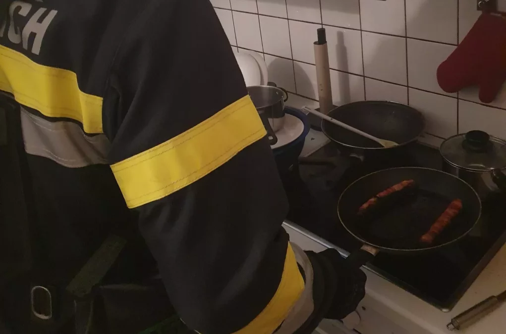 Ein Bild auf 5min.at zeigt die angebrannten Speisen am Herd des Villachers.