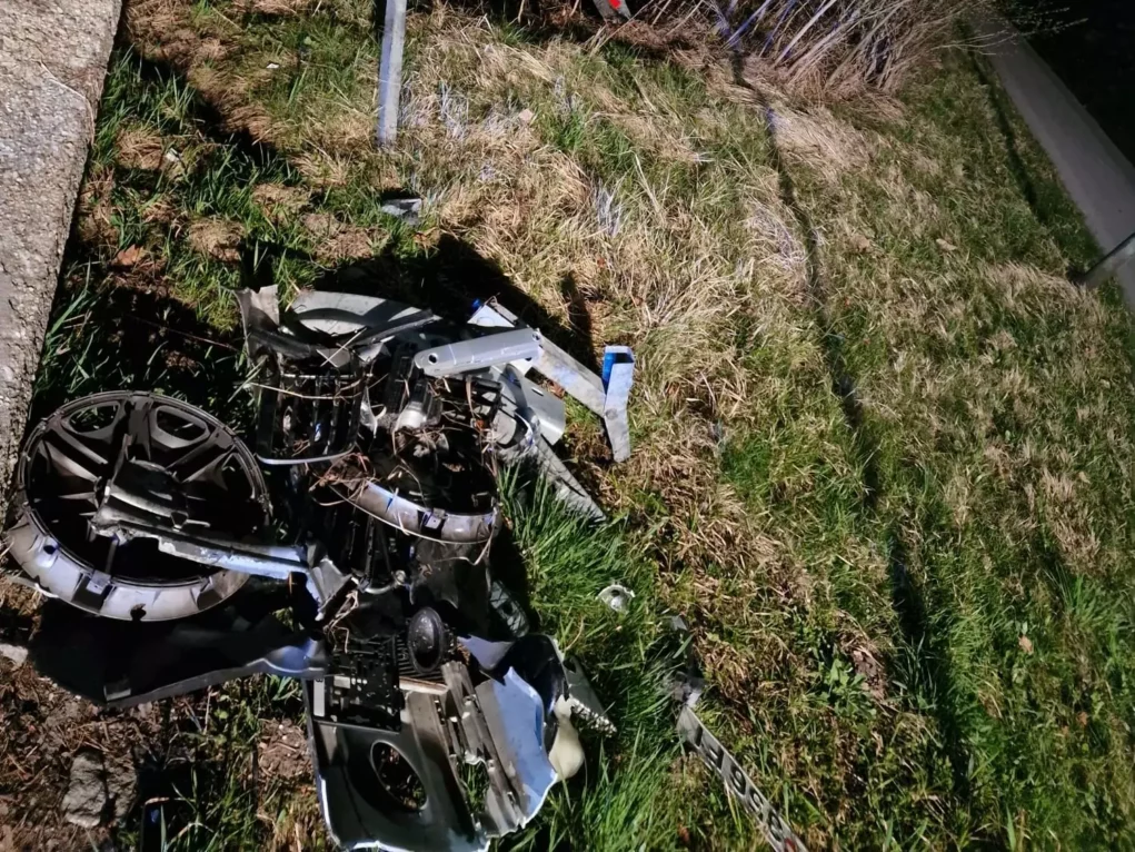 Ein Bild auf 5min.at zeigt den Feuerwehreinsatz nach dem Verkehrsunfall auf der Egger Straße.