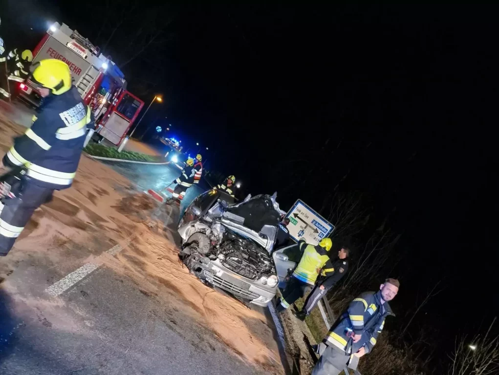 Ein Bild auf 5min.at zeigt den Feuerwehreinsatz nach dem Verkehrsunfall auf der Egger Straße.