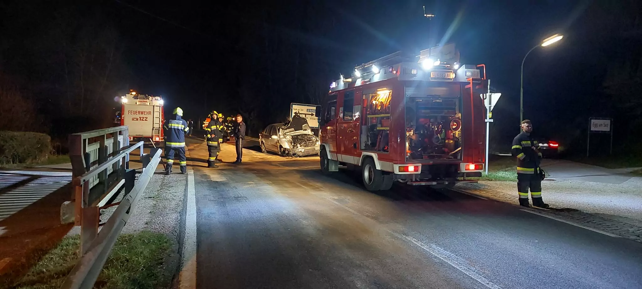 Ein Bild auf 5min.at zeigt den Feuerwehreinsatz nach dem Verkehrsunfall auf der Egger Straße.