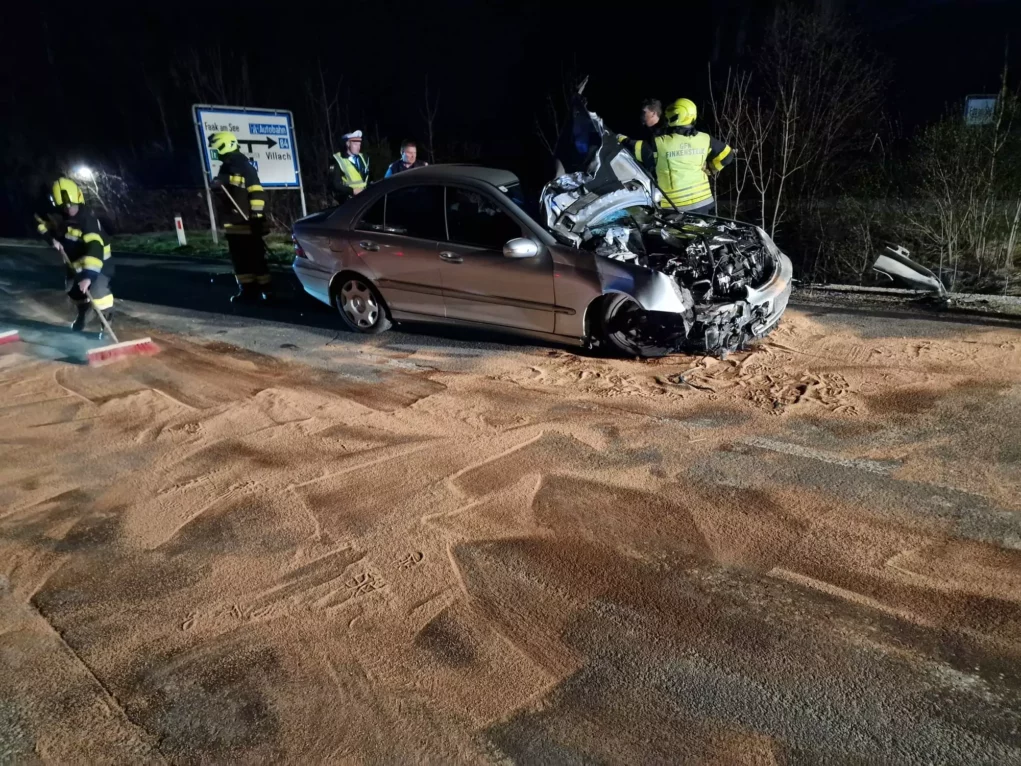 Ein Bild auf 5min.at zeigt den Feuerwehreinsatz nach dem Verkehrsunfall auf der Egger Straße.