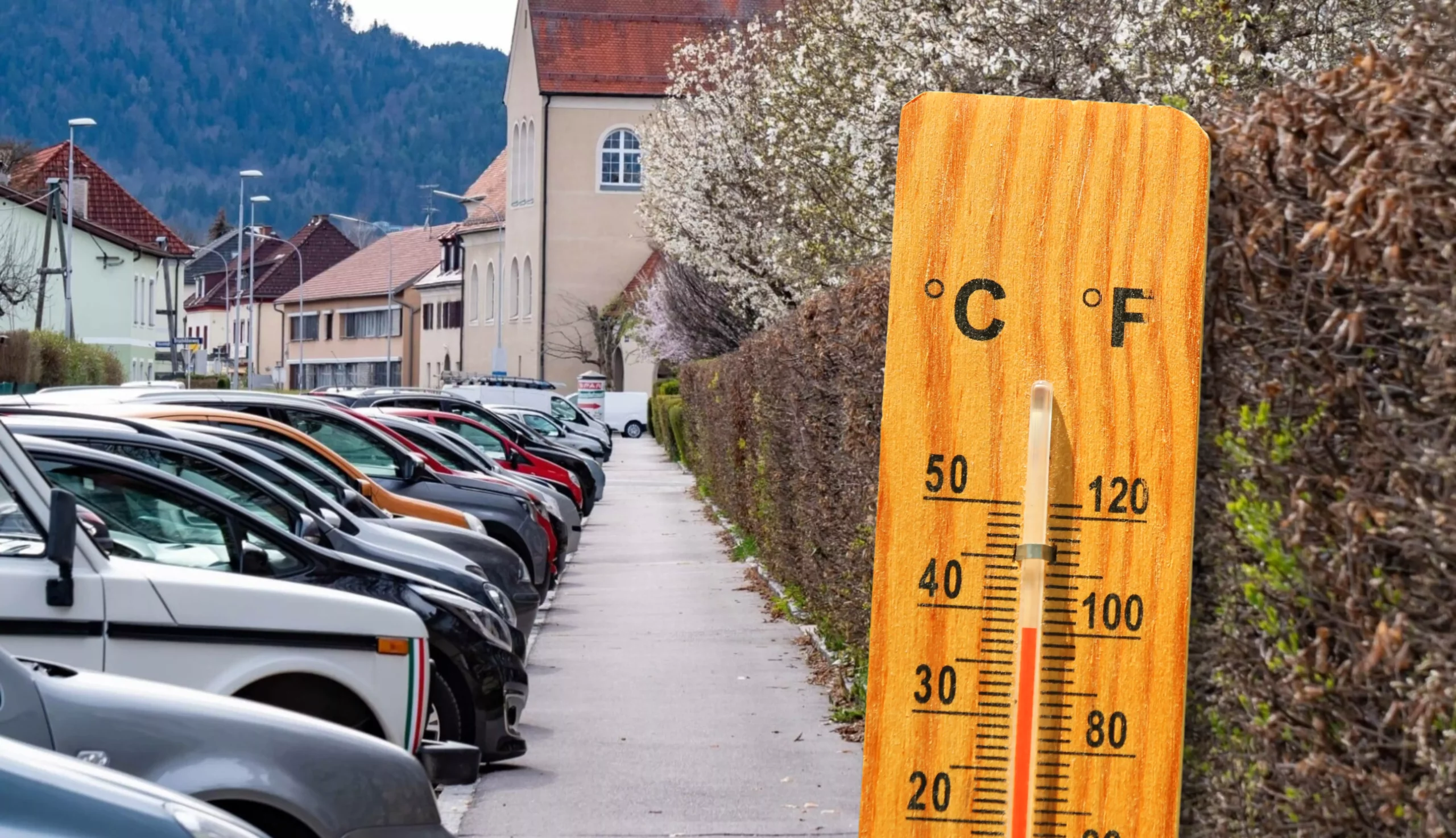 Eine Bildmontage auf 5min.at zeigt parkende Autos in Klagenfurt und ein Thermometer.