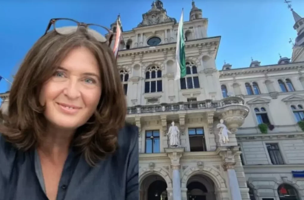 Bild auf 5min.at zeigt die Grazer B&uuml;rgermeisterin vor dem Rathaus.