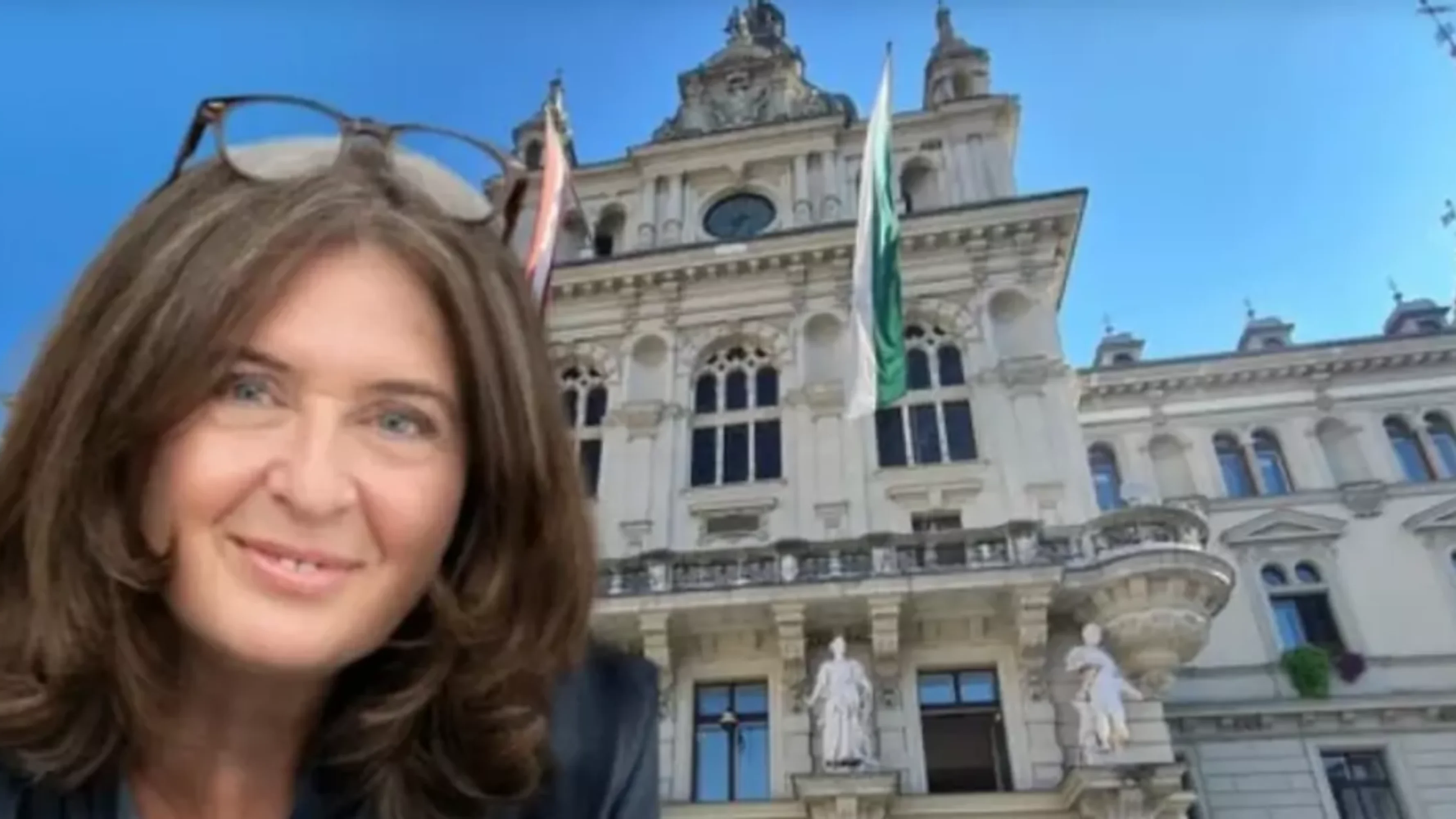 Bild auf 5min.at zeigt die Grazer Bürgermeisterin vor dem Rathaus.