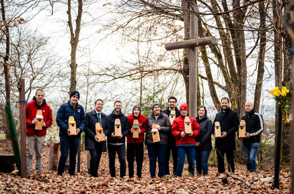 Ein Bild auf 5min.at zeigt Vertreter von Bestattung K&auml;rnten, Birdlife und Caritas beim Anbringen der Nistk&auml;sten.