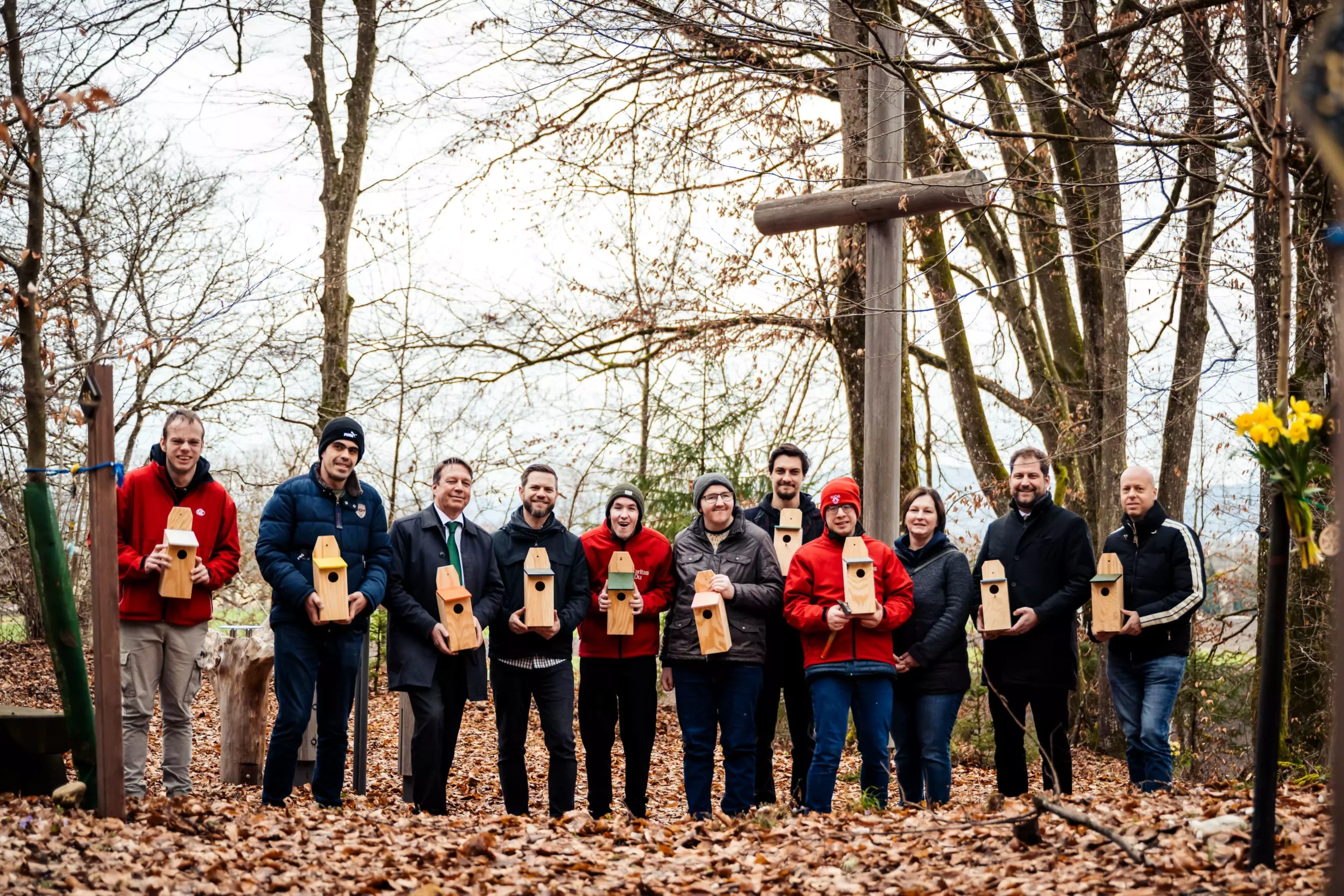 Ein Bild auf 5min.at zeigt Vertreter von Bestattung Kärnten, Birdlife und Caritas beim Anbringen der Nistkästen.
