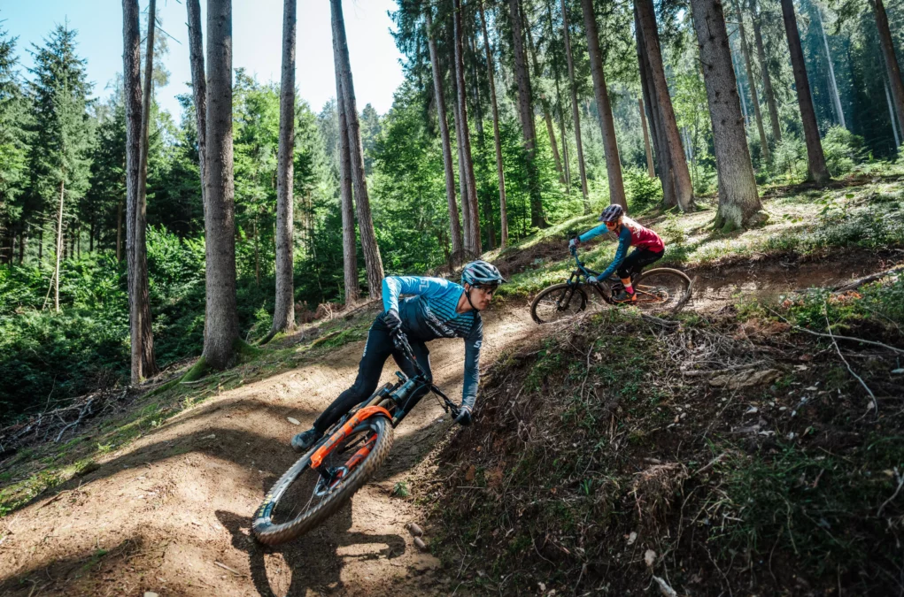 Ein Bild auf 5min.at zeigt Mountainbiker auf einem Trail am Ossiacher See.