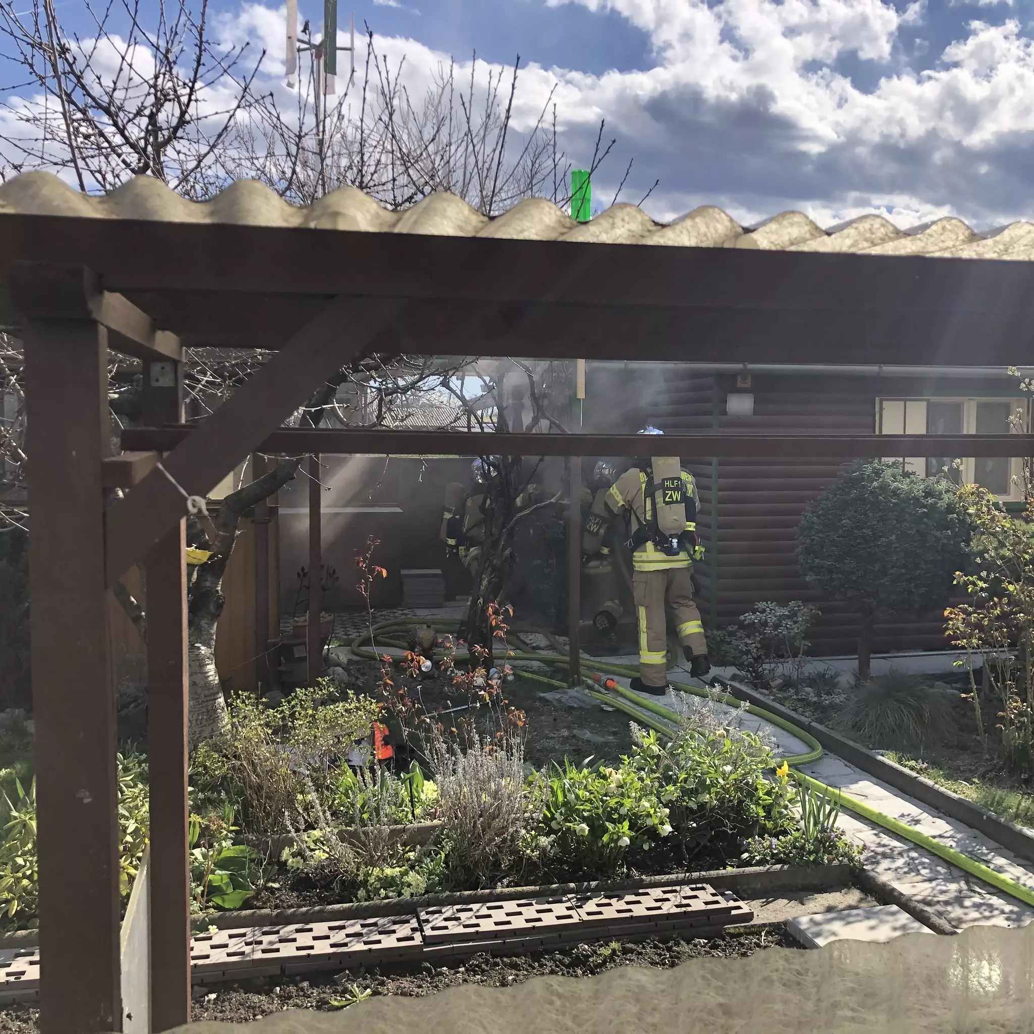 Gartenhütte in Graz fing Flammen: Berufsfeuerwehr rückte aus