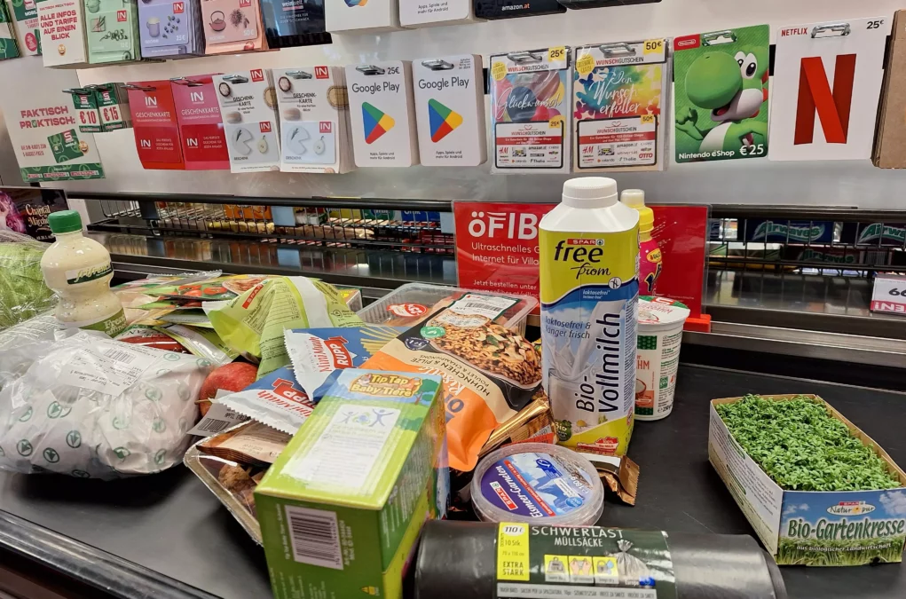 Ein Bild auf 5min.at zeigt Lebensmittel auf dem Kassenband eines Supermarktes.