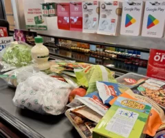 Ein Bild auf 5min.at zeigt Lebensmittel auf dem Kassenband eines Supermarktes.