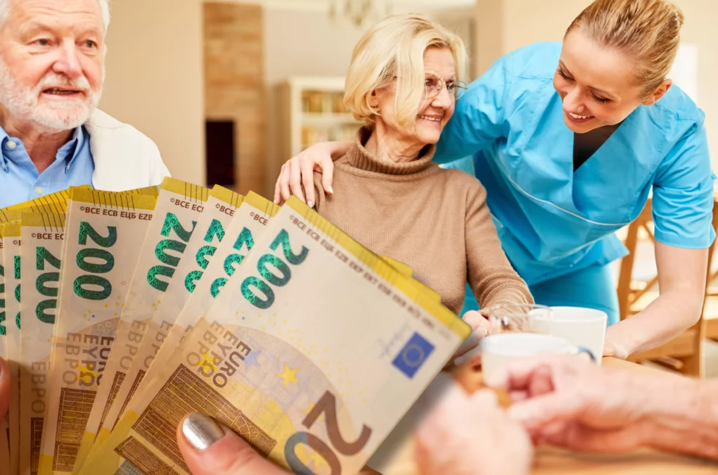 Ein Bild auf 5min.at zeigt eine Pflegerin bei der Arbeit und einen Bündel 200-Euro-Scheine.