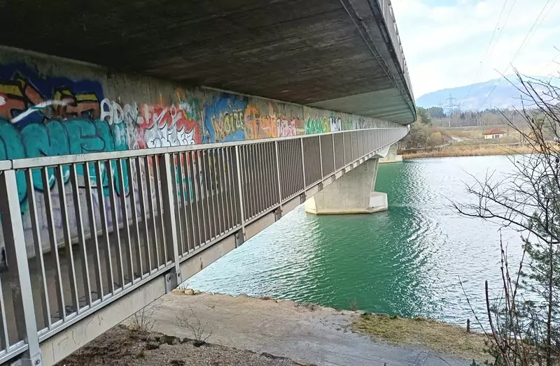 Foto auf www.5min.at zeigt ein Brückengeländer über die Drau zwischen St. Ulrich und St. Niklas