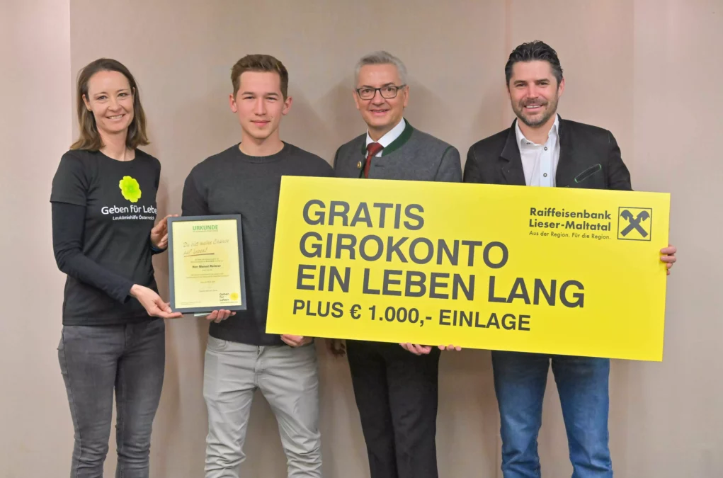 Ein Bild auf 5min.at zeigt Julia Neugebauer von Geben für Leben, Stammzellenspender Manuel Reiterer, Raiffeisen-Geschäftsleiter Gernot Kircher und Christoph Weiss von der Geschäftsführung Kärntner Raiffeisen Marketing.