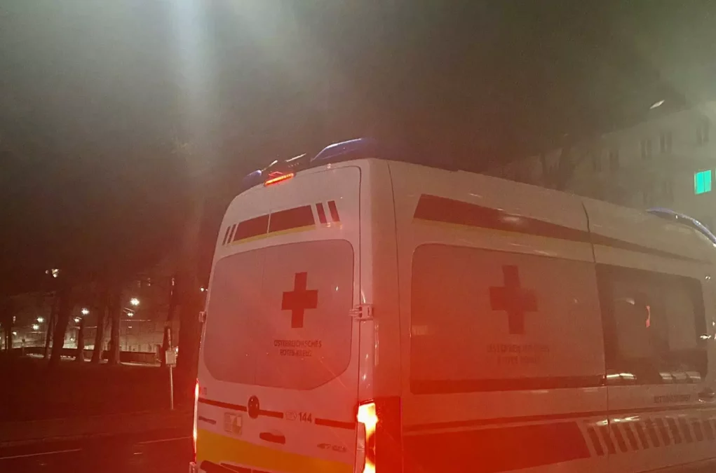 Bild auf 5min.at zeigt ein Rettungsauto in der Nacht in Graz.