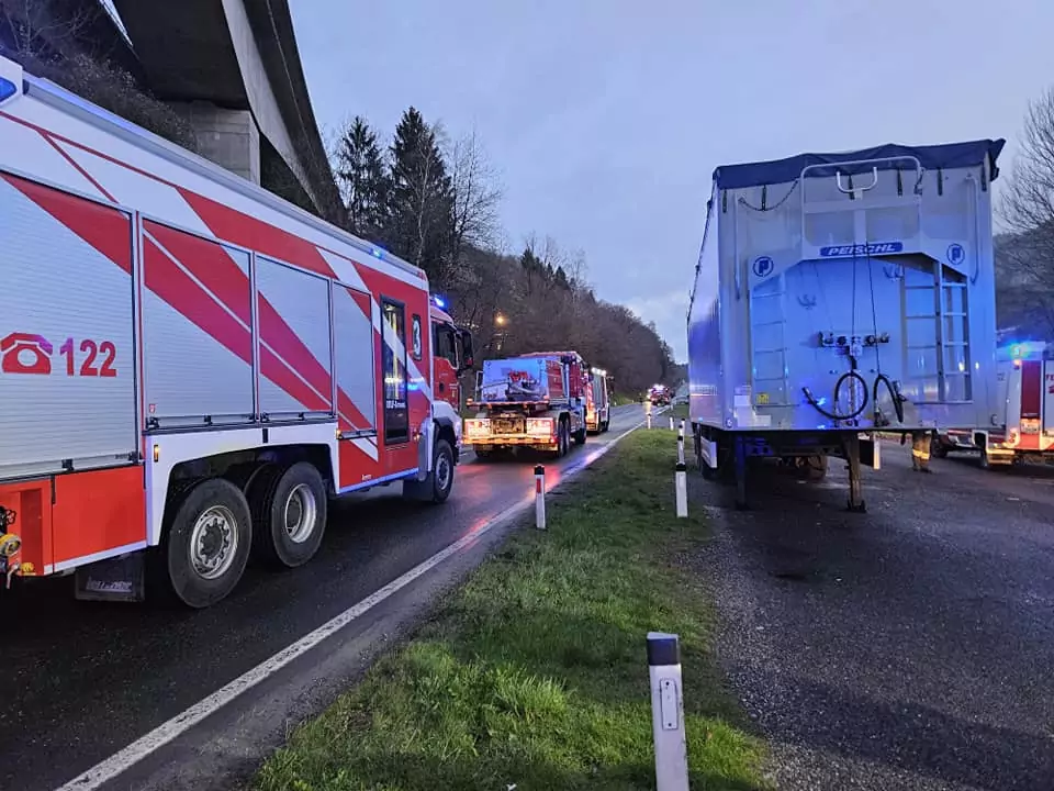 Schwer verletzter Lkw-Fahrer bei Unfall auf A10: Stürzte 30 Meter in Tiefe