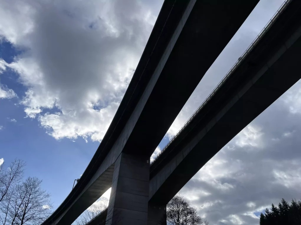 Foto auf 5min.at zeigt die A10 Brücke bei Villach von unten.