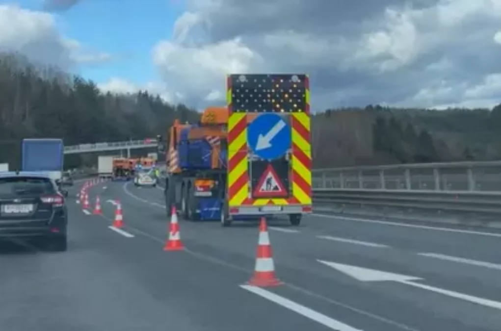 Foto auf 5min.at zeigt Straßendienst Fahrzeuge auf der A10 Autobahnbrücke nach einem Unfall.