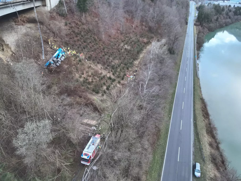 Heftiger Unfall auf A10: Lkw-Lenker überlebte es nicht
