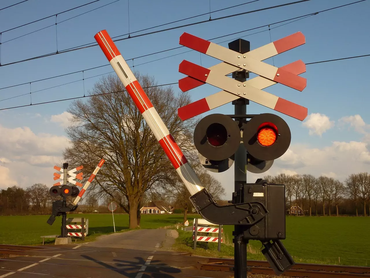 Foto auf www.5min.at zeigt einen Bahnübergang
