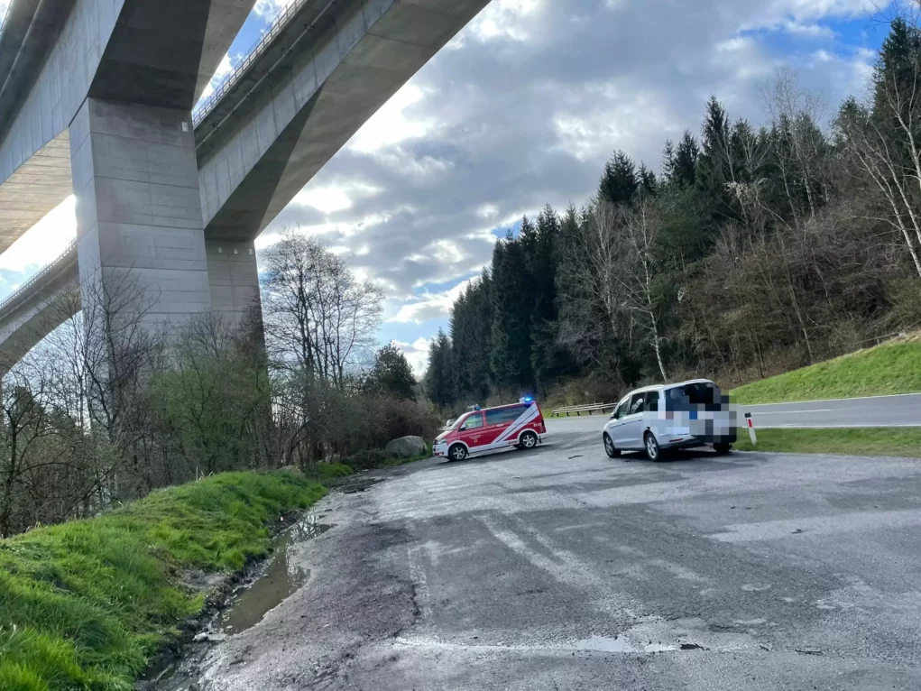 Schwer verletzter Lkw-Fahrer bei Unfall auf A10: Stürzte 30 Meter in Tiefe