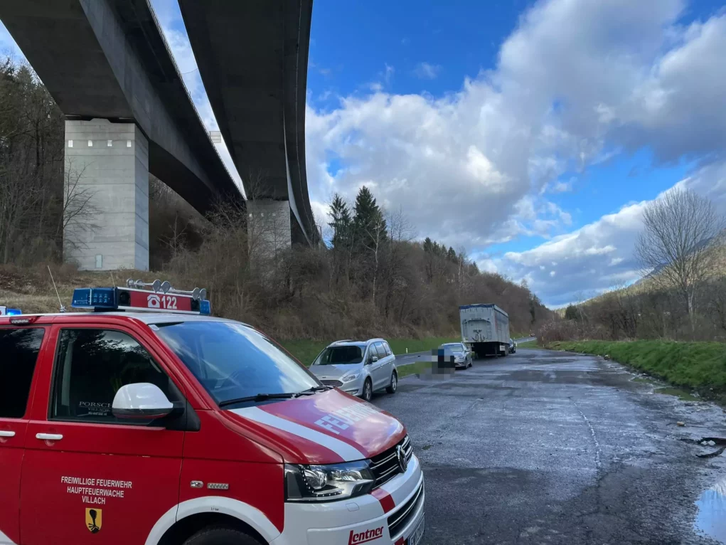 Schwer verletzter Lkw-Fahrer bei Unfall auf A10: Stürzte 30 Meter in Tiefe