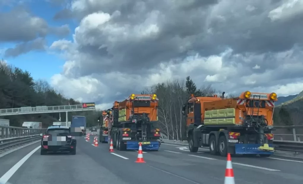 Schwer verletzter Lkw-Fahrer bei Unfall auf A10: Stürzte 30 Meter in Tiefe