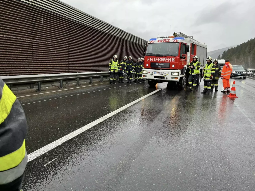 Foto in Beitrag von 5min.at: Zu sehen sind mehrere Florianis und Einsatzkräfte, zudem das Feuerwehrauto.