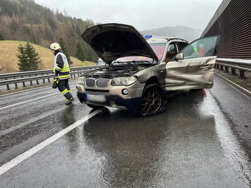 Foto in Beitrag von 5min.at: Zu sehen Das verunfallte Auto von vorne, man sieht den Schaden ganz deutlich.