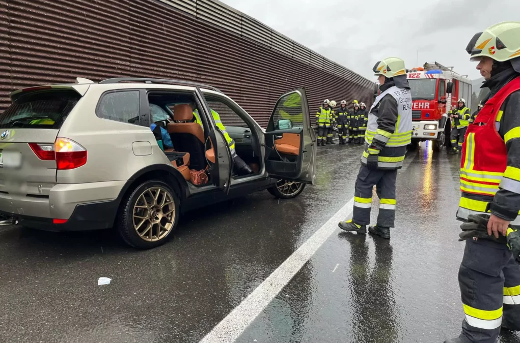 Foto in Beitrag von 5min.at: Zu sehen ist das verunfallte Auto von hinten, dahinter steht das Feuerwehrauto.